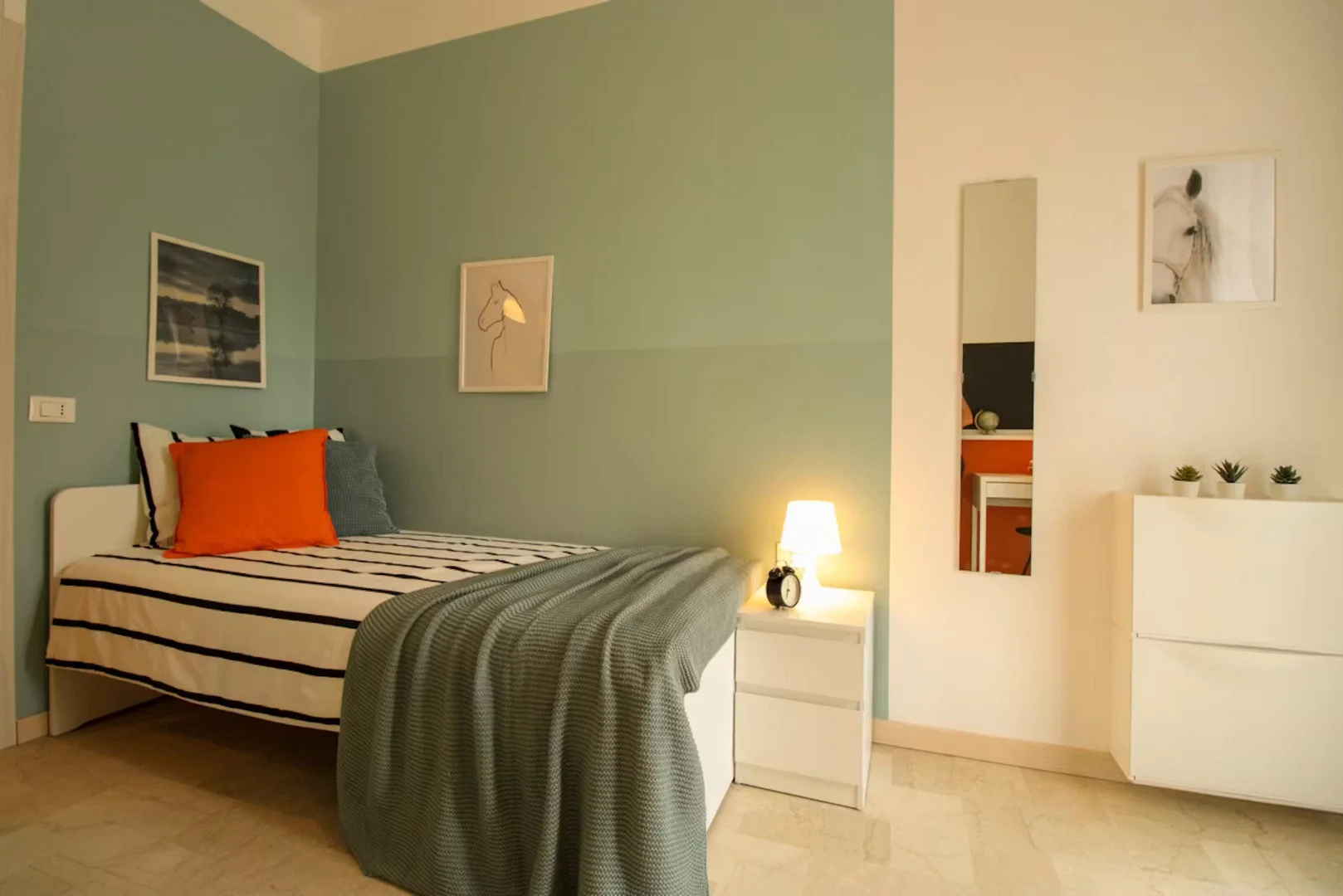 Habitación estudiantil luminosa y aireada con fácil acceso a la universidad en 