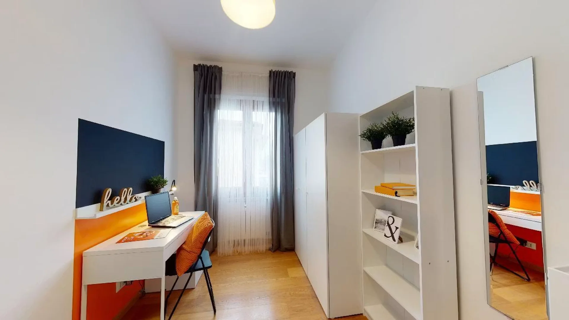 Habitación estudiantil amplia y cómoda en