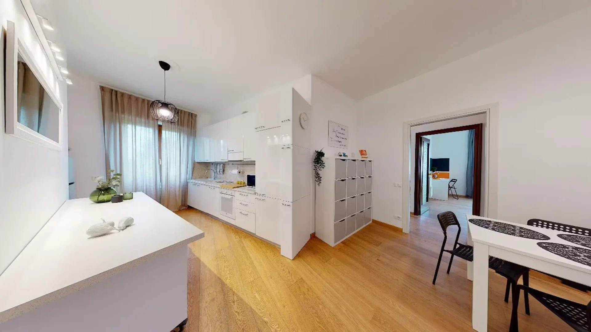 Habitación estudiantil amplia y cómoda en
