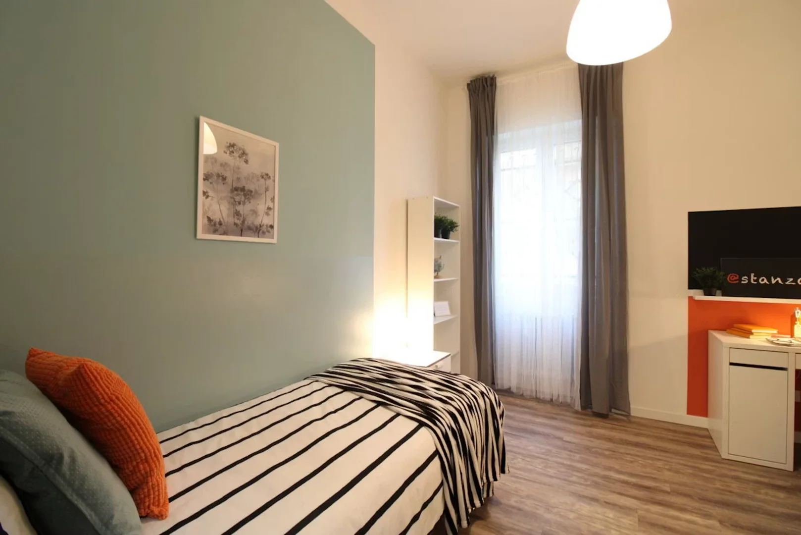 Funktionelles Studentenzimmer perfekt zum Studieren in