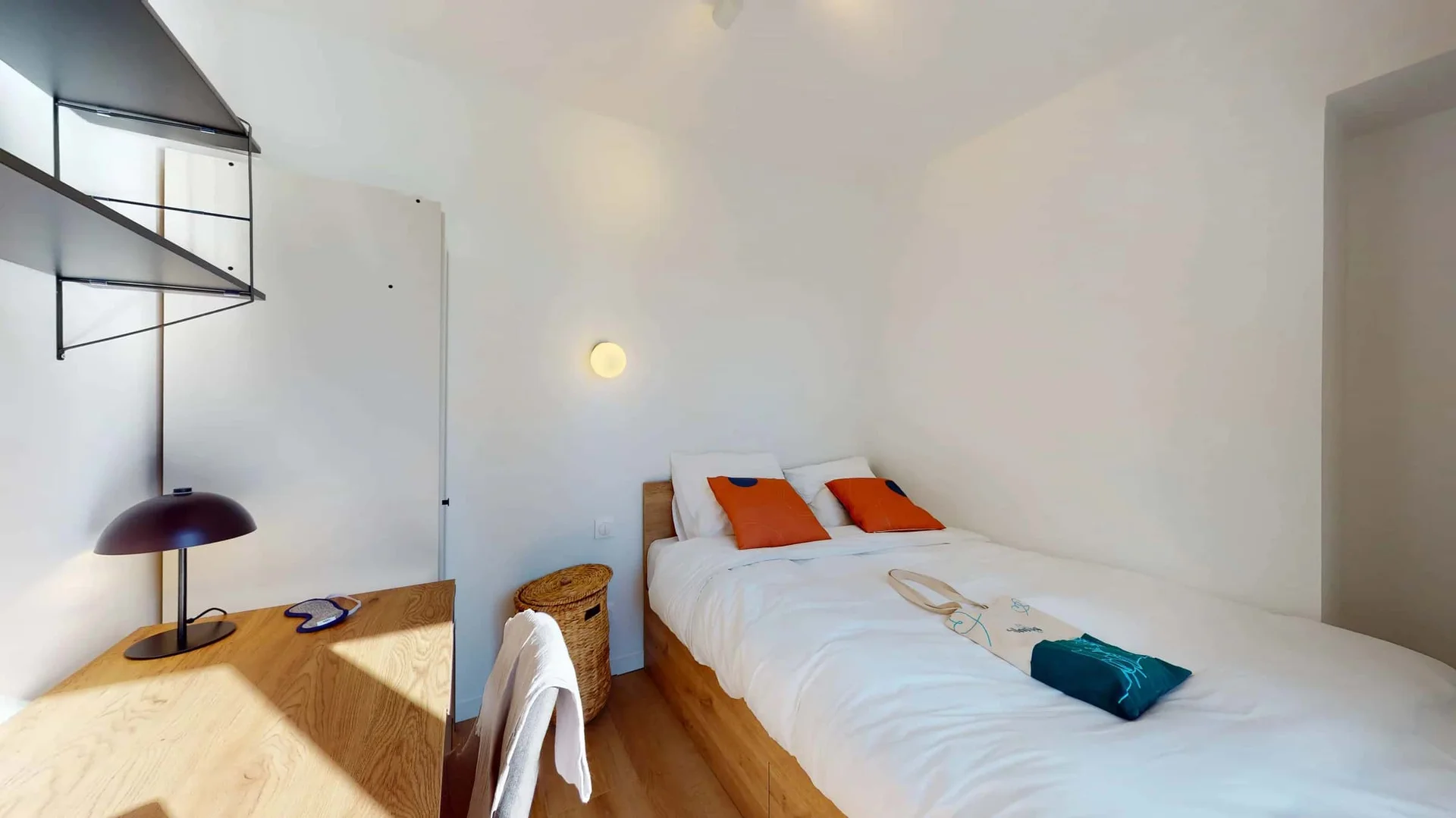 Functional student room perfect for studying in 