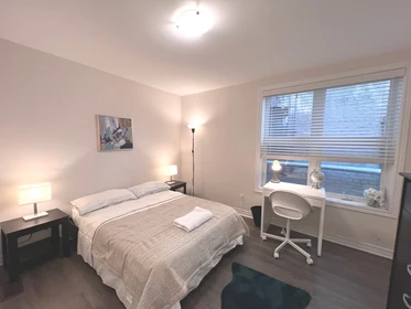 Alquiler de habitación en piso compartido en Toronto