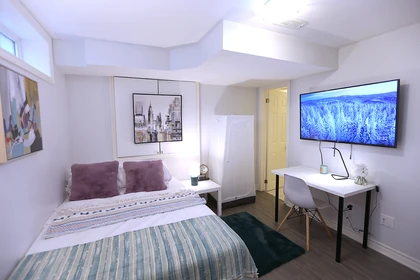 Quarto para alugar com cama de casal em Toronto