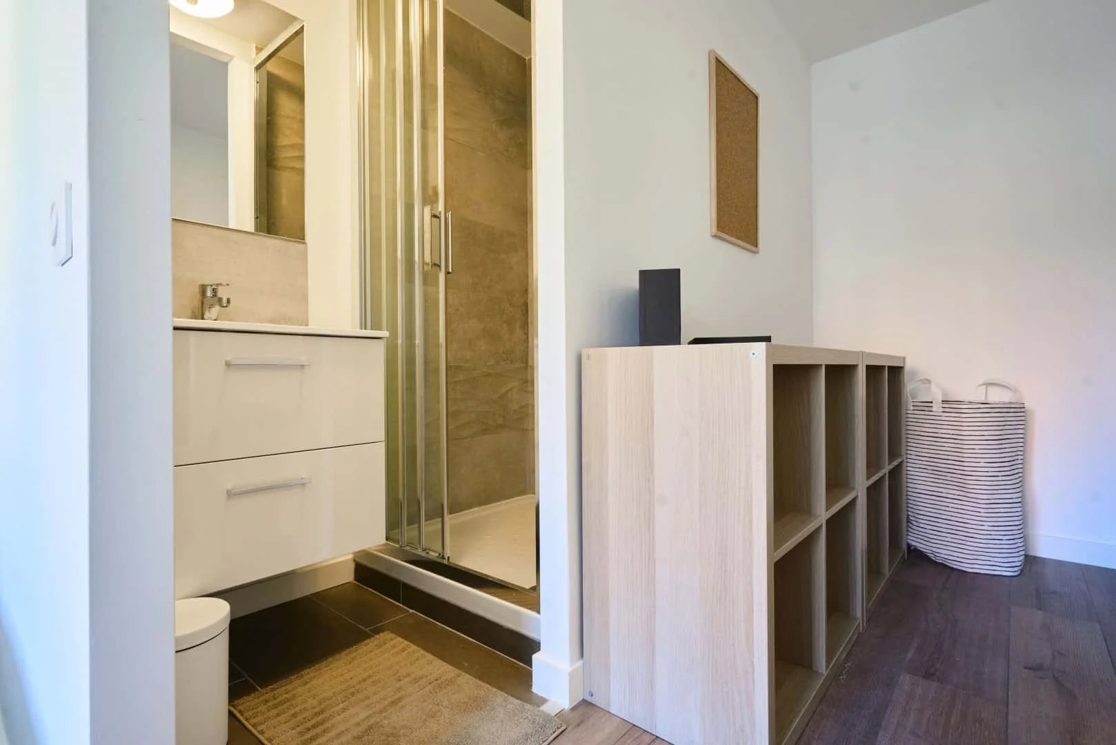 Chambre abordable pour les étudiants avec un bon éclairage dans