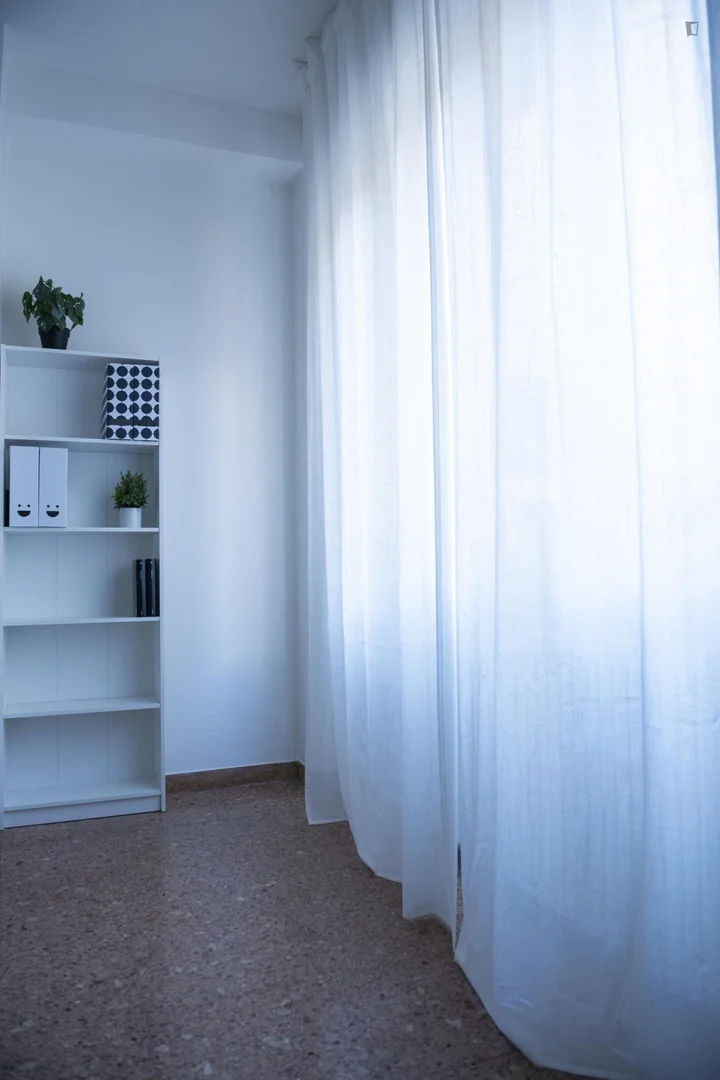Studentenzimmer in  mit Arbeitsbereich und Gemeinschaftseinrichtungen