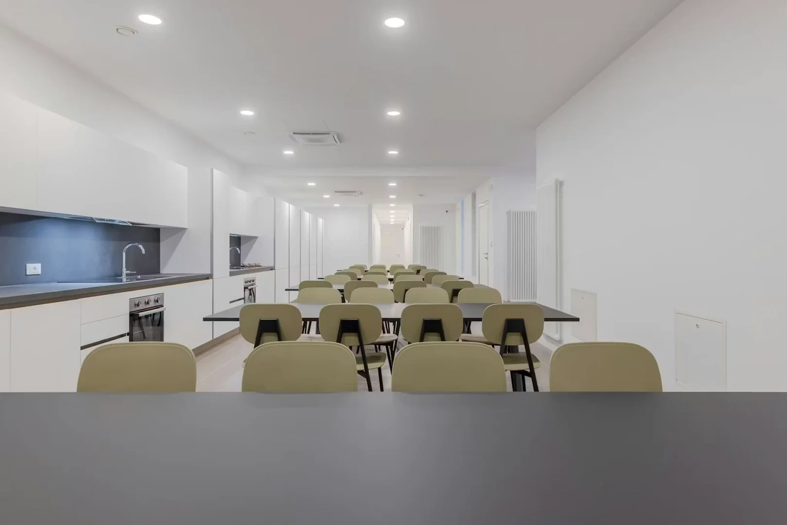 Pokój studencki w  z miejscem do nauki i wspólnymi udogodnieniami