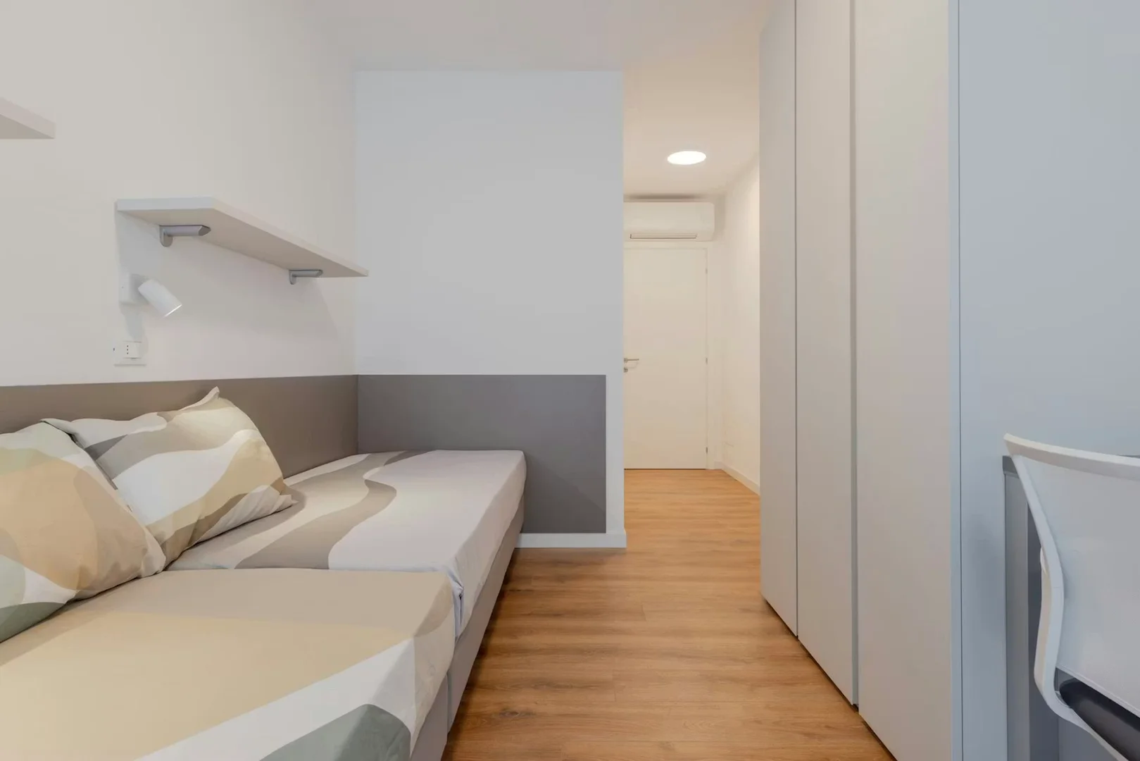 Studentenzimmer in  mit Arbeitsbereich und Gemeinschaftseinrichtungen