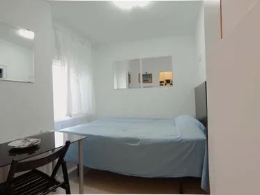 Habitación privada en C. de Leñeros, 28039 Madrid, Spain, imagen 1 de 20