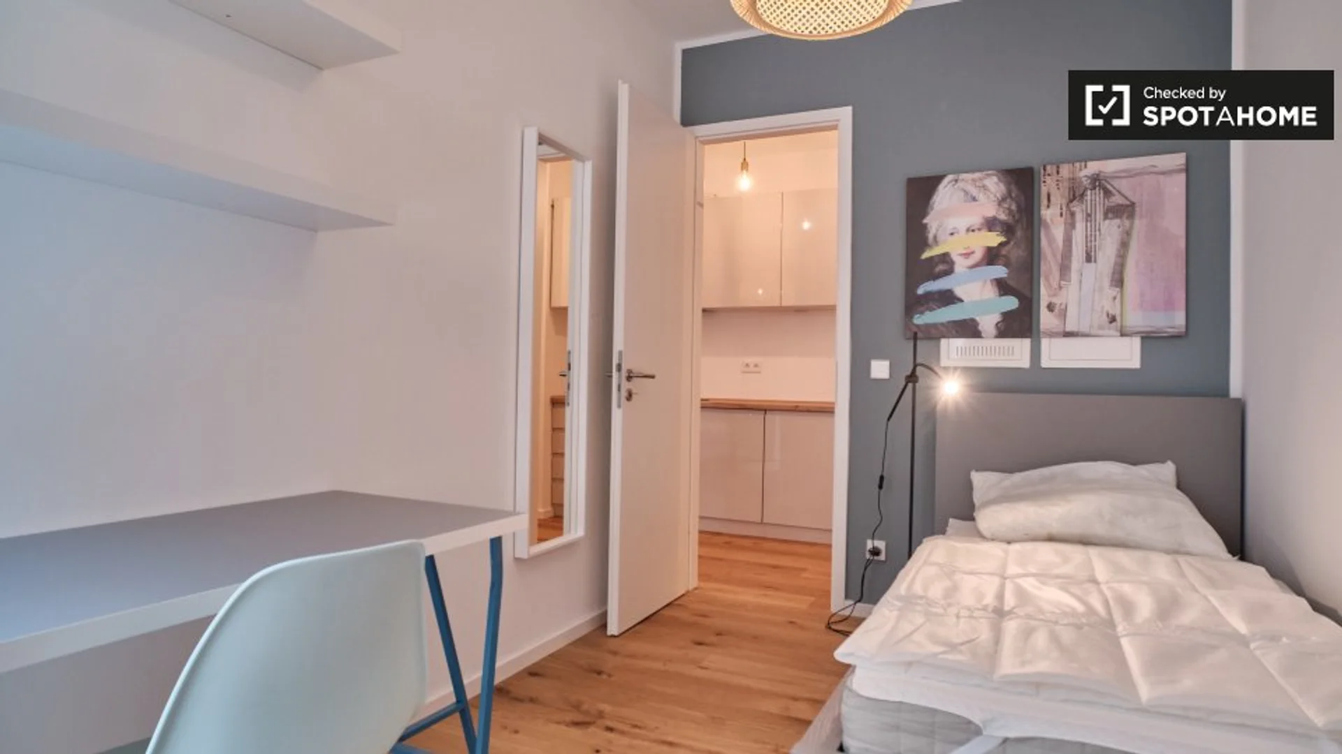 Habitación estudiantil luminosa y aireada con fácil acceso a la universidad en 