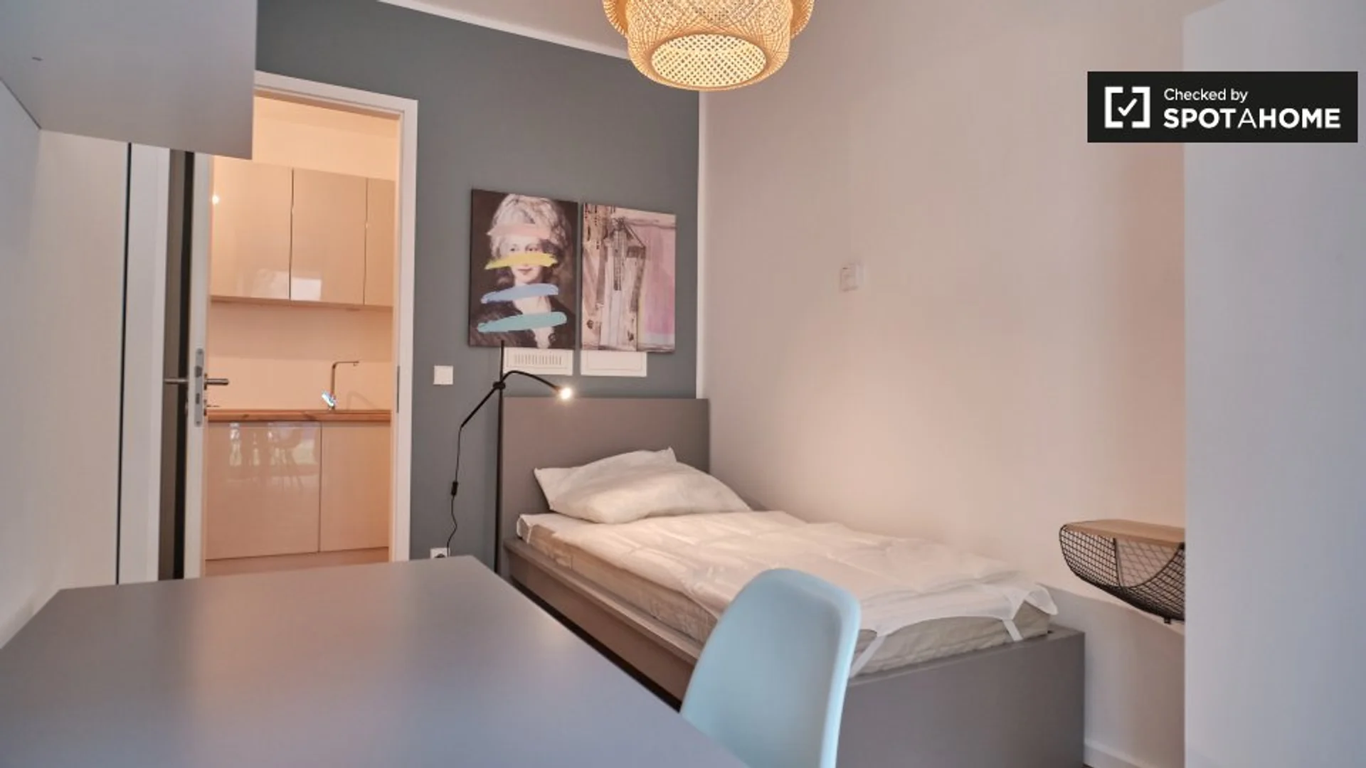 Habitación estudiantil funcional perfecta para estudiar en 