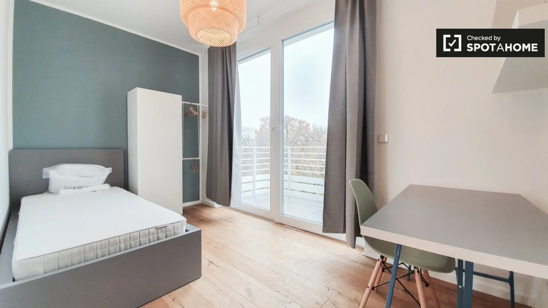 Habitación asequible para estudiantes con buena iluminación en