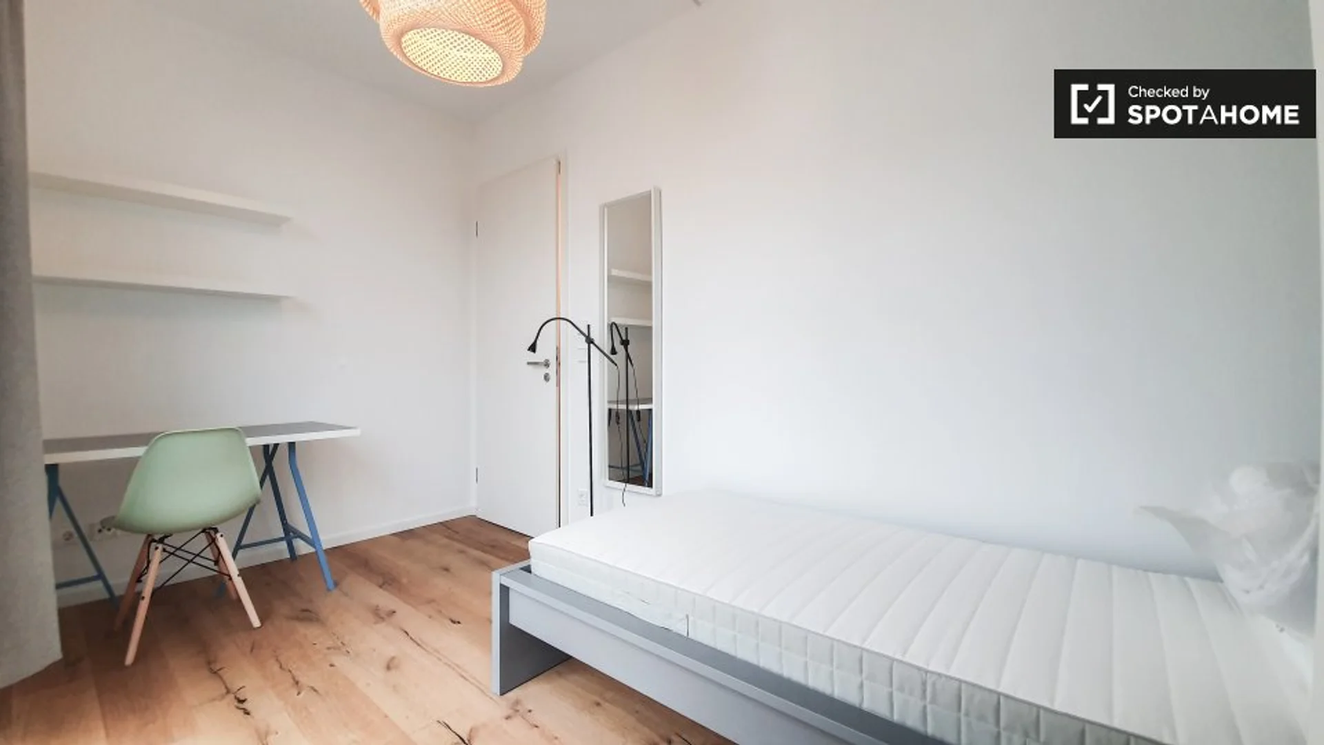Habitación para estudiantes en con área de estudio y facilidades compartidas