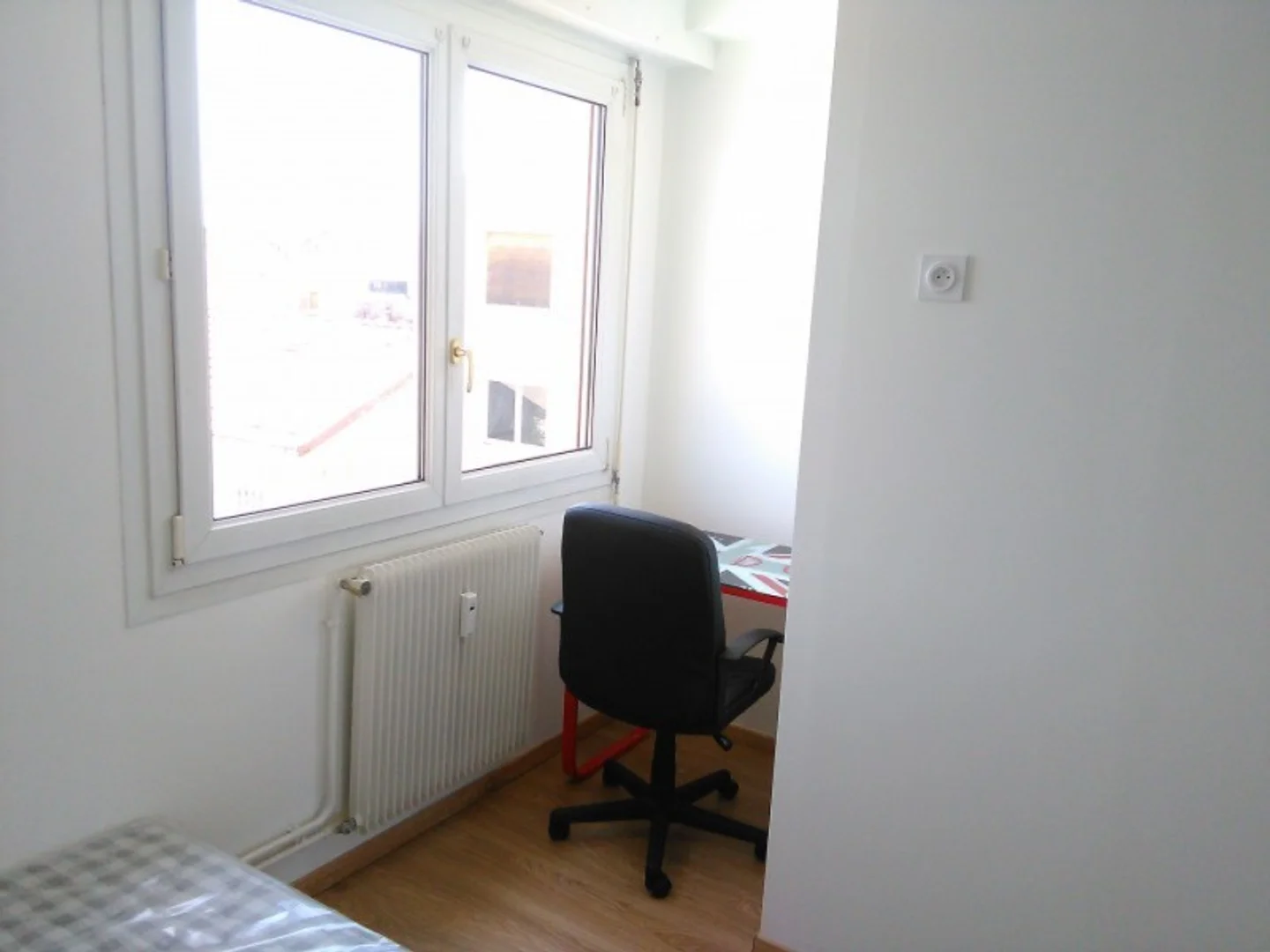 Student-friendly room in  with modern amenities