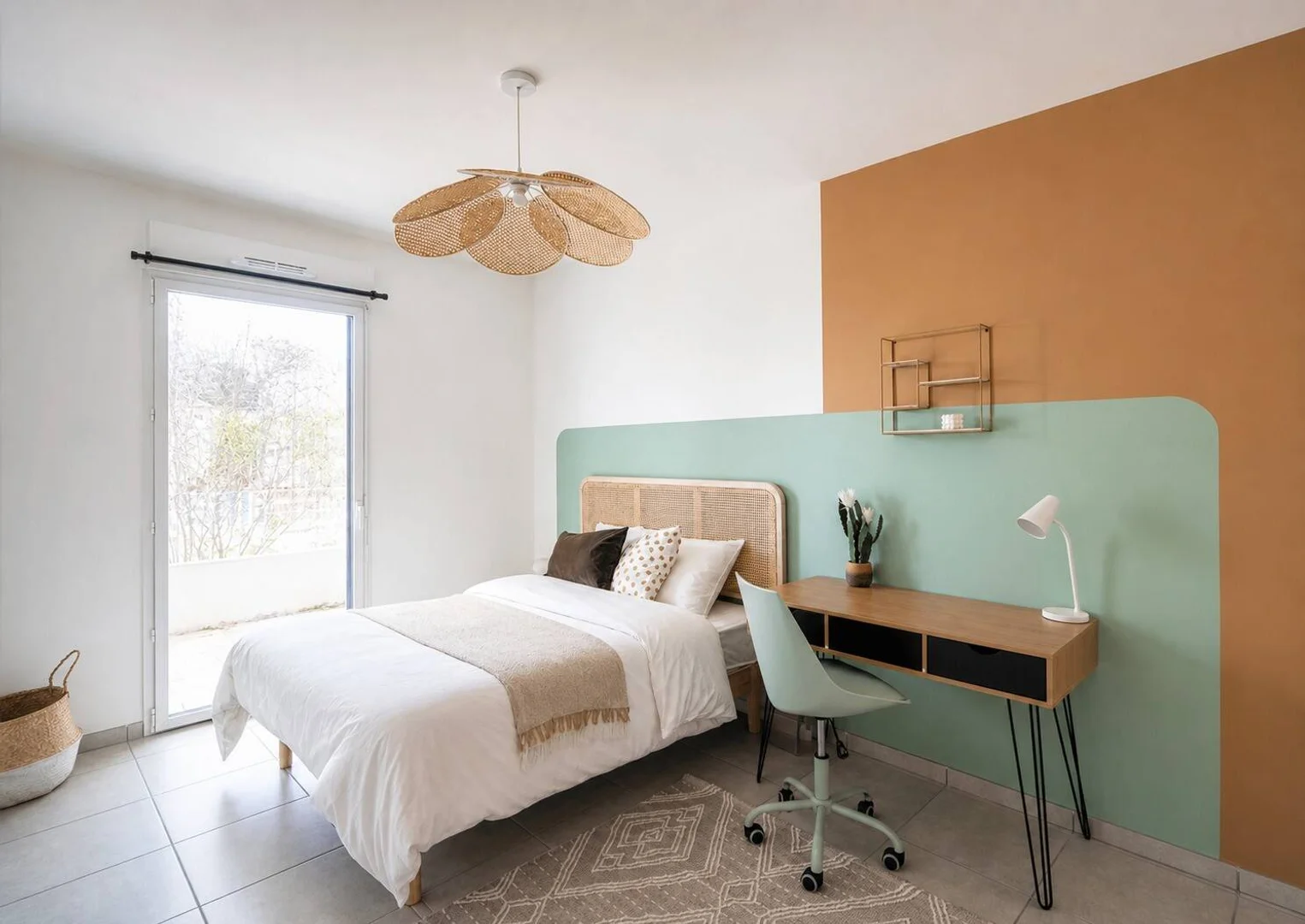 Habitación estudiantil luminosa y aireada con fácil acceso a la universidad en 