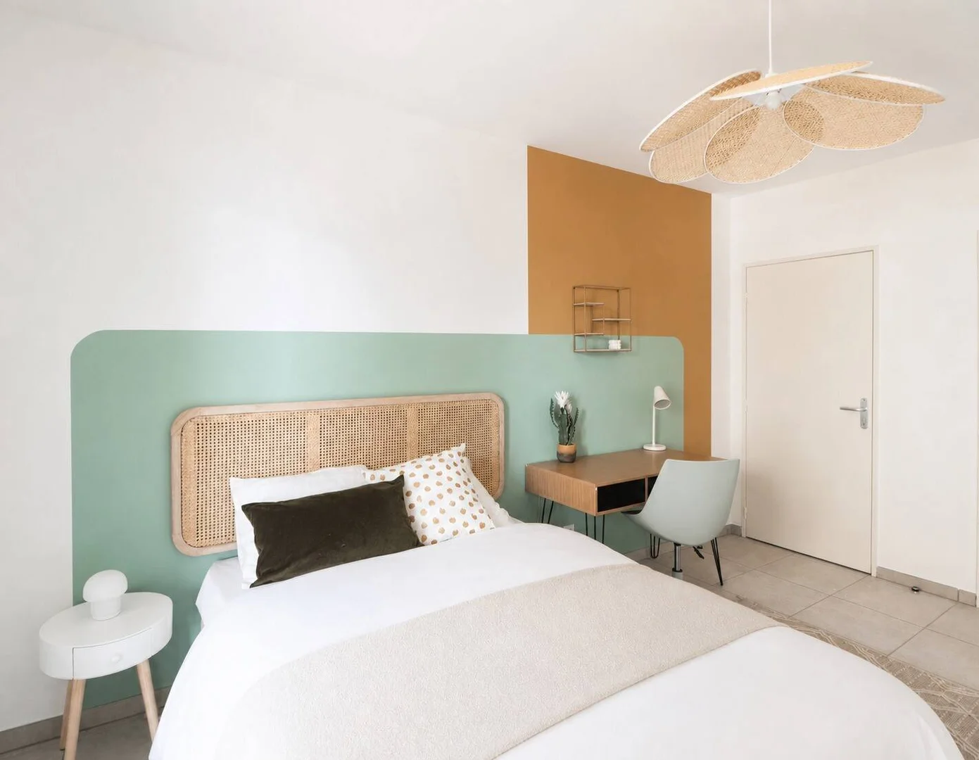 Habitación estudiantil luminosa y aireada con fácil acceso a la universidad en 
