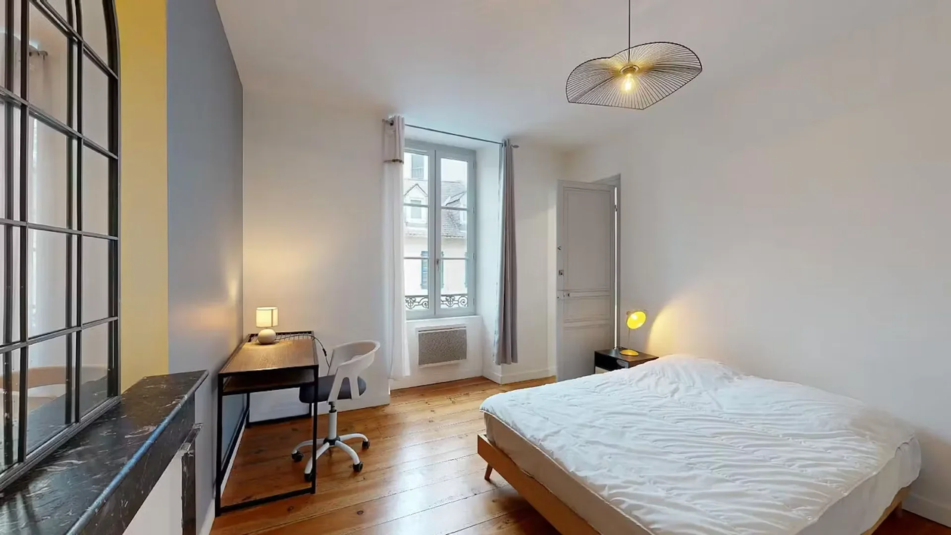 Habitación estudiantil amplia y cómoda en 