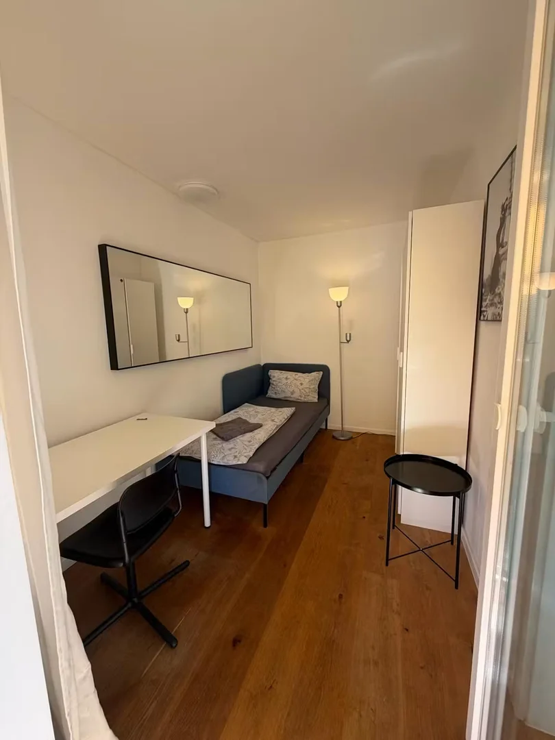 Student-friendly room in  with modern amenities