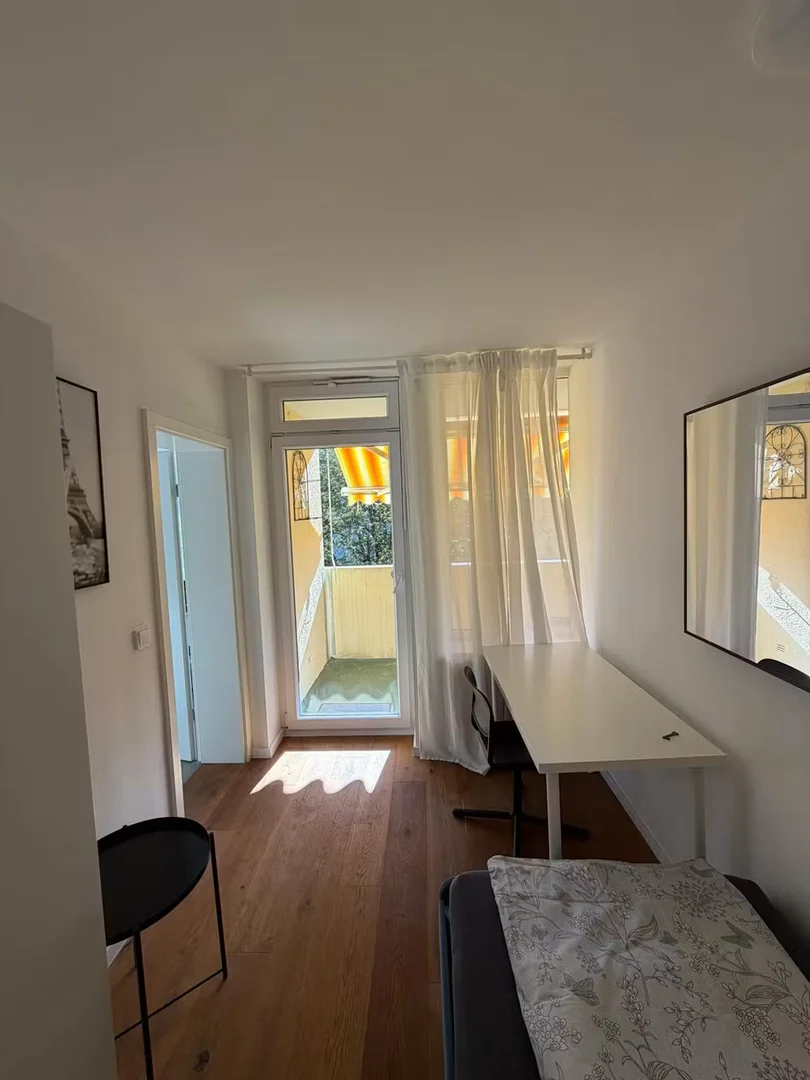 Comfortable and spacious student room in 