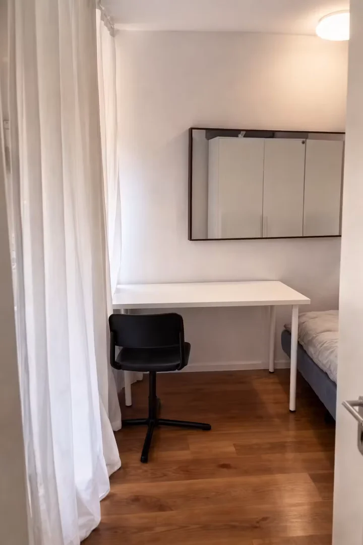 Bright and airy student room with easy university access in 