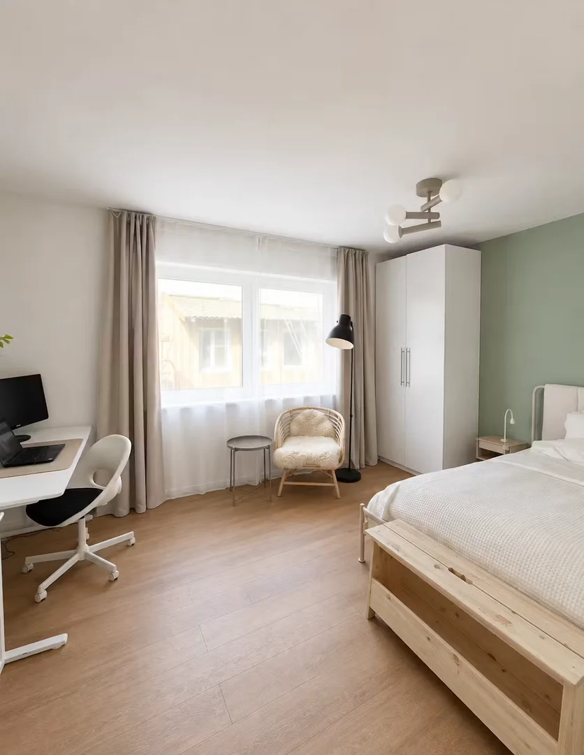 Stanza economica per studenti con ampia illuminazione in 