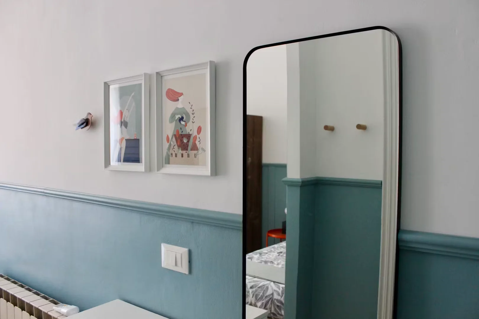 Habitación estudiantil funcional perfecta para estudiar en 