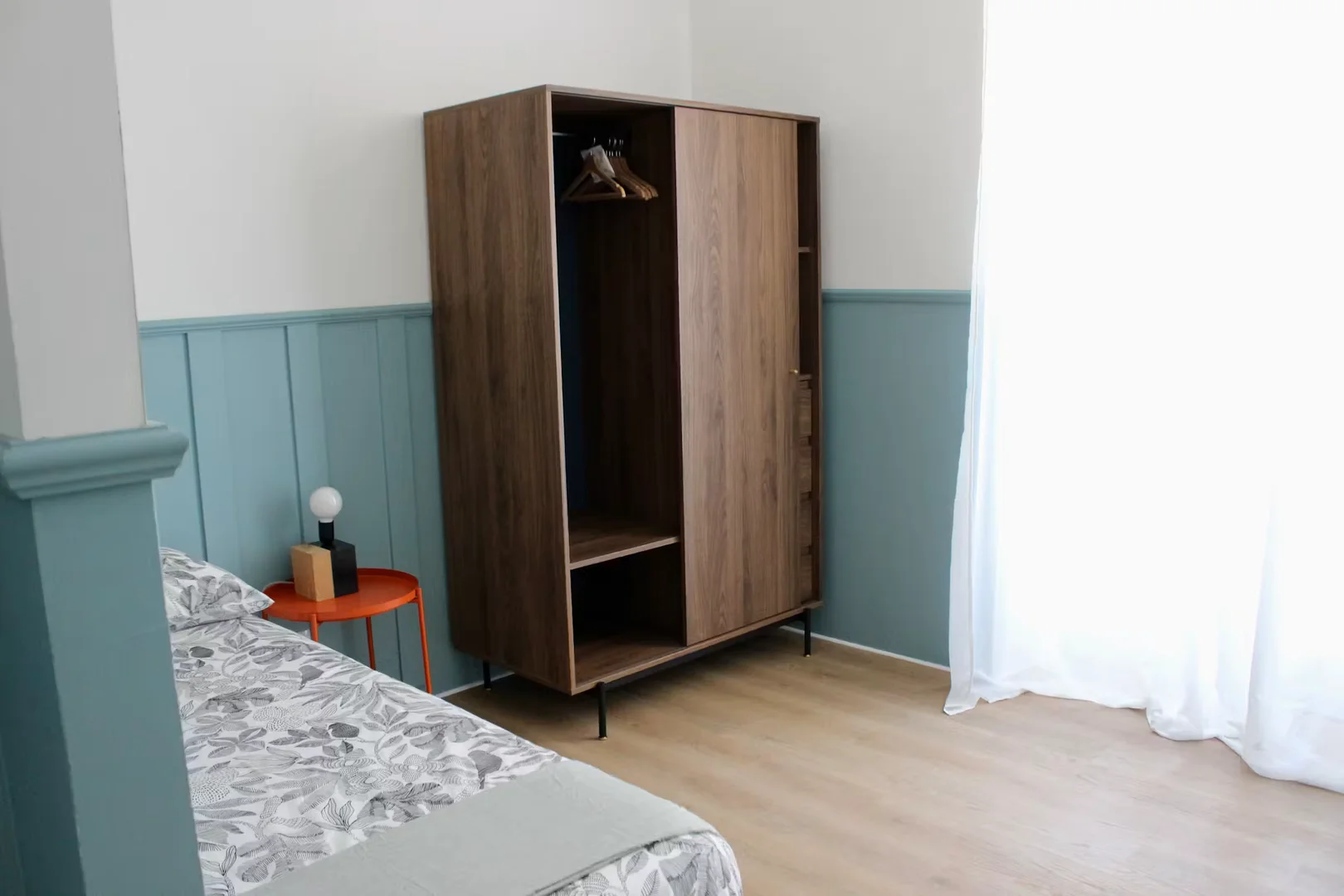 Habitación estudiantil amplia y cómoda en 