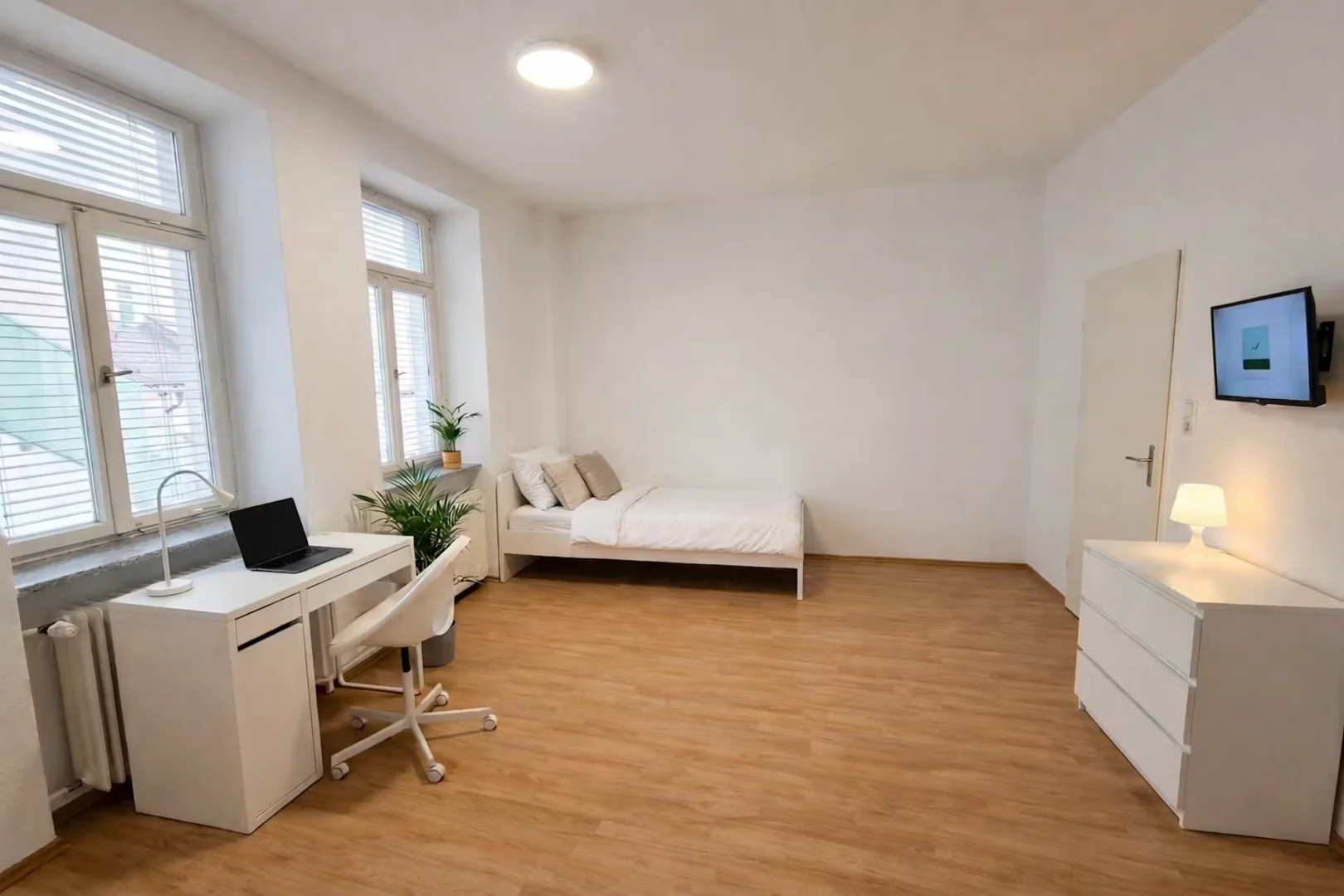 Student-friendly room in  with modern amenities