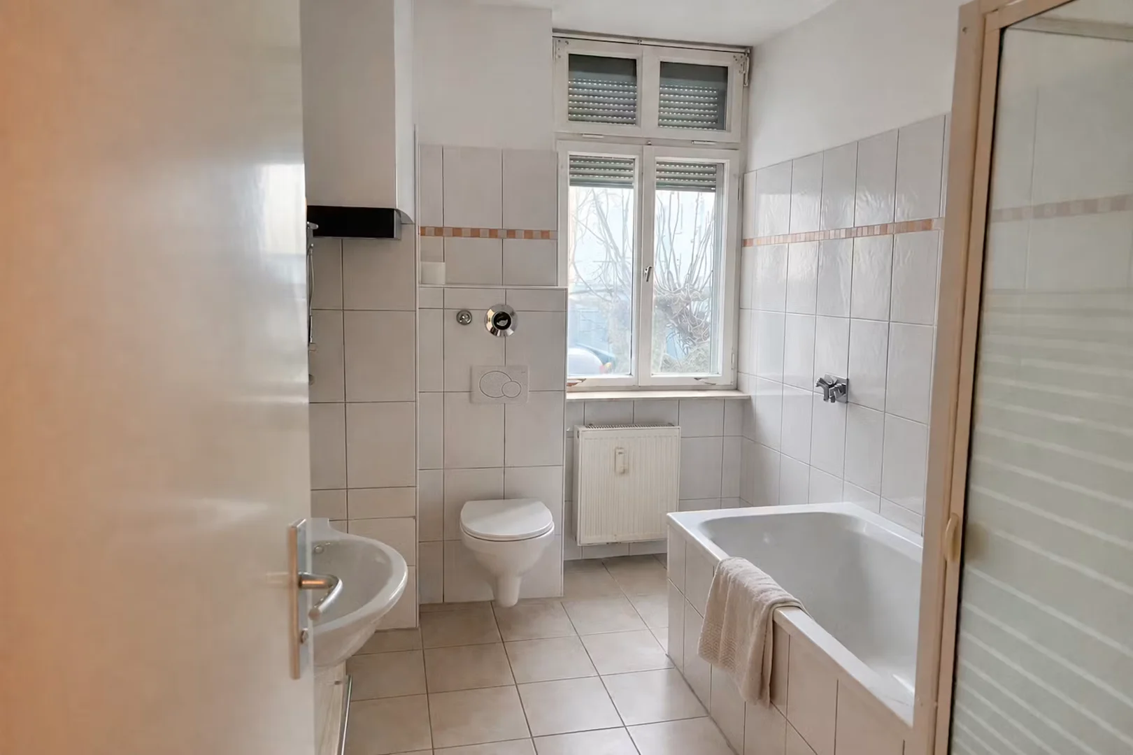 Bright and airy student room with easy university access in 