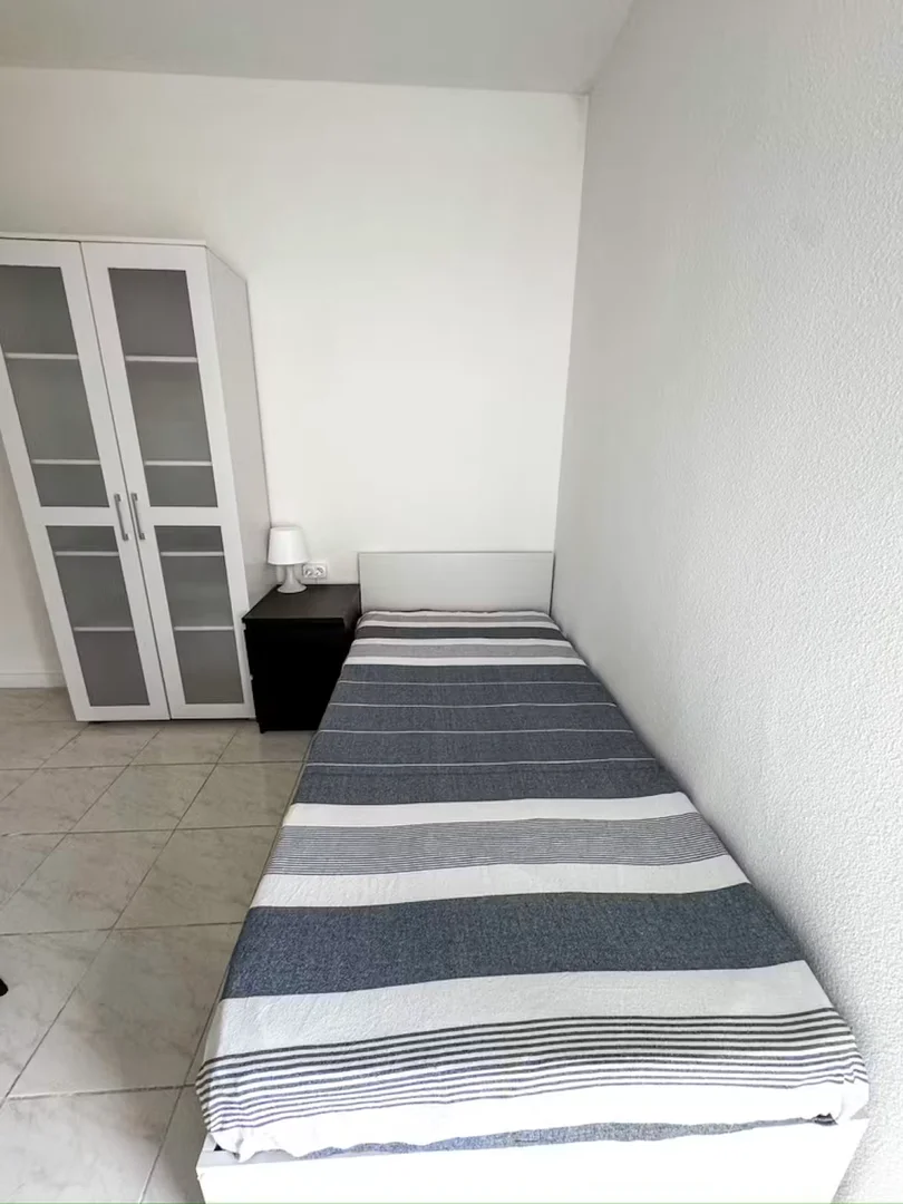 Room for rent in student apartment in , fully furnished