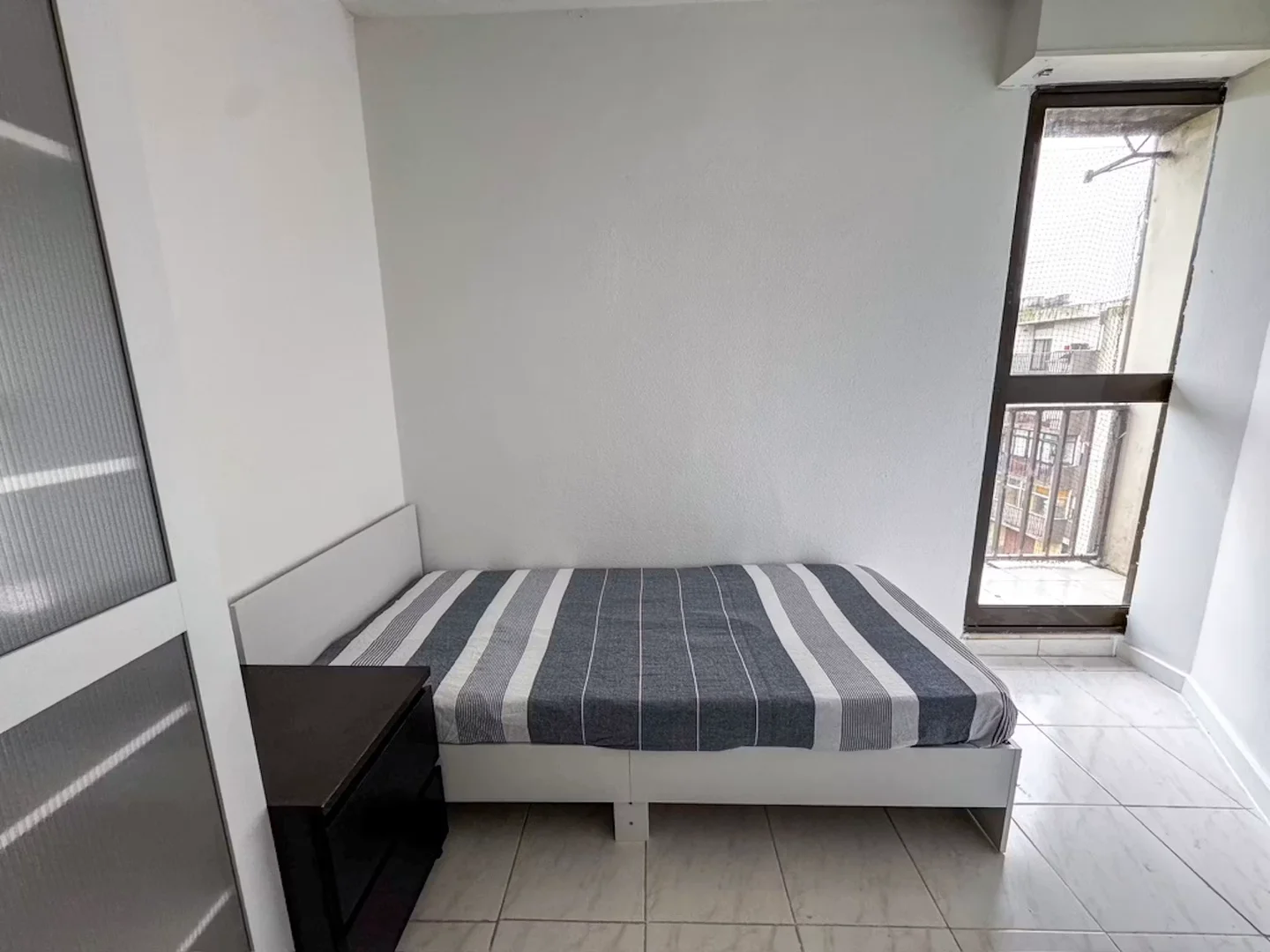 Bright and airy student room with easy university access in 