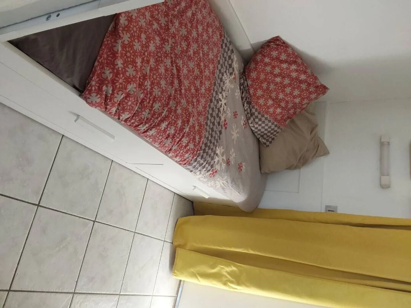 Habitación estudiantil luminosa y aireada con fácil acceso a la universidad en 