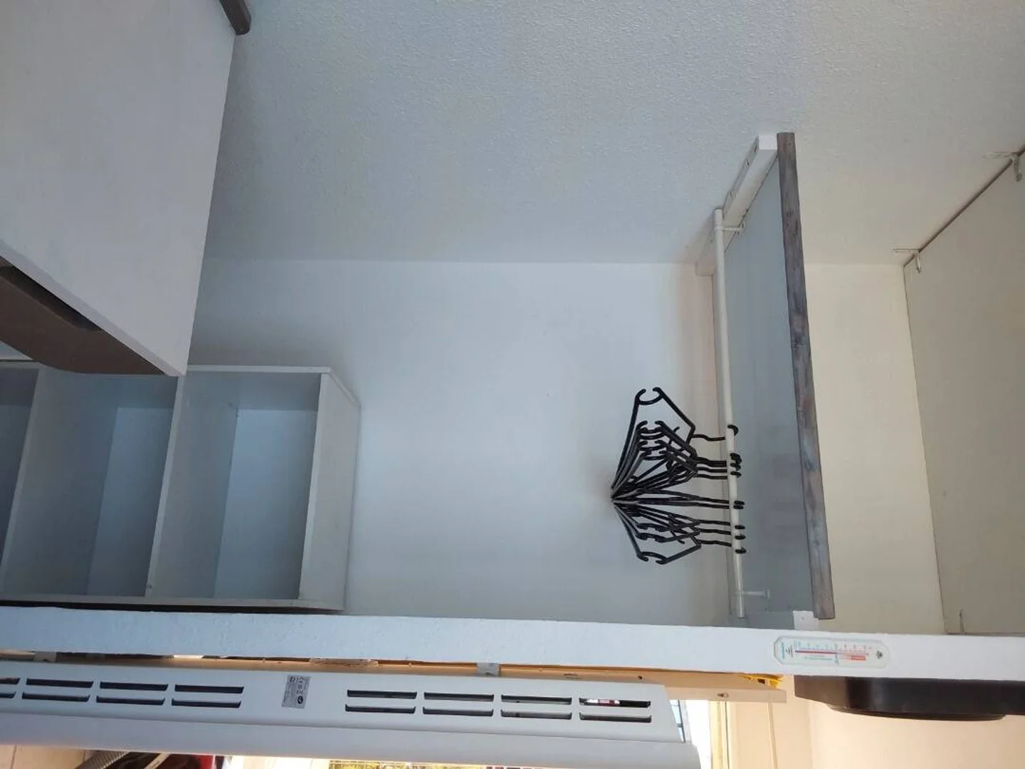 Habitación estudiantil funcional perfecta para estudiar en 
