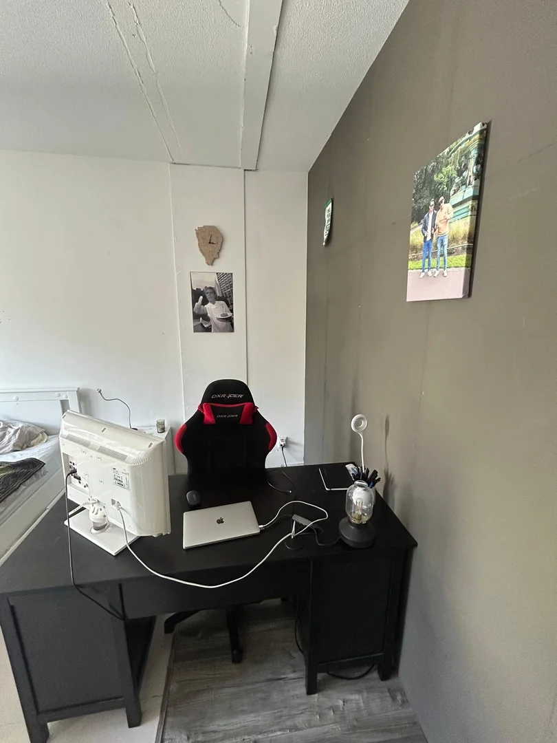 Studentenzimmer in  mit Arbeitsbereich und Gemeinschaftseinrichtungen