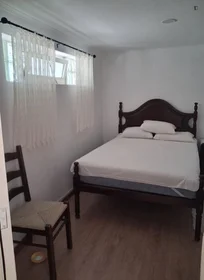 Quarto privado em Rua Fonte da Luz, imagem 1 de 10