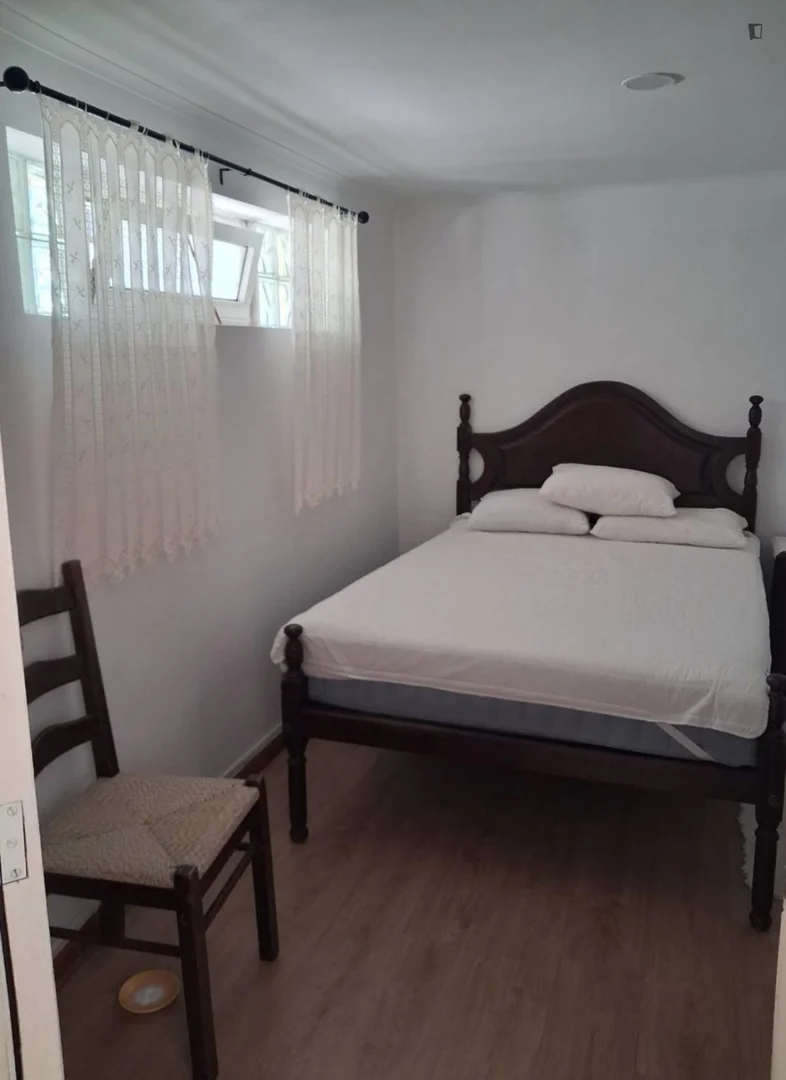 Quarto de estudante económico perto do campus em