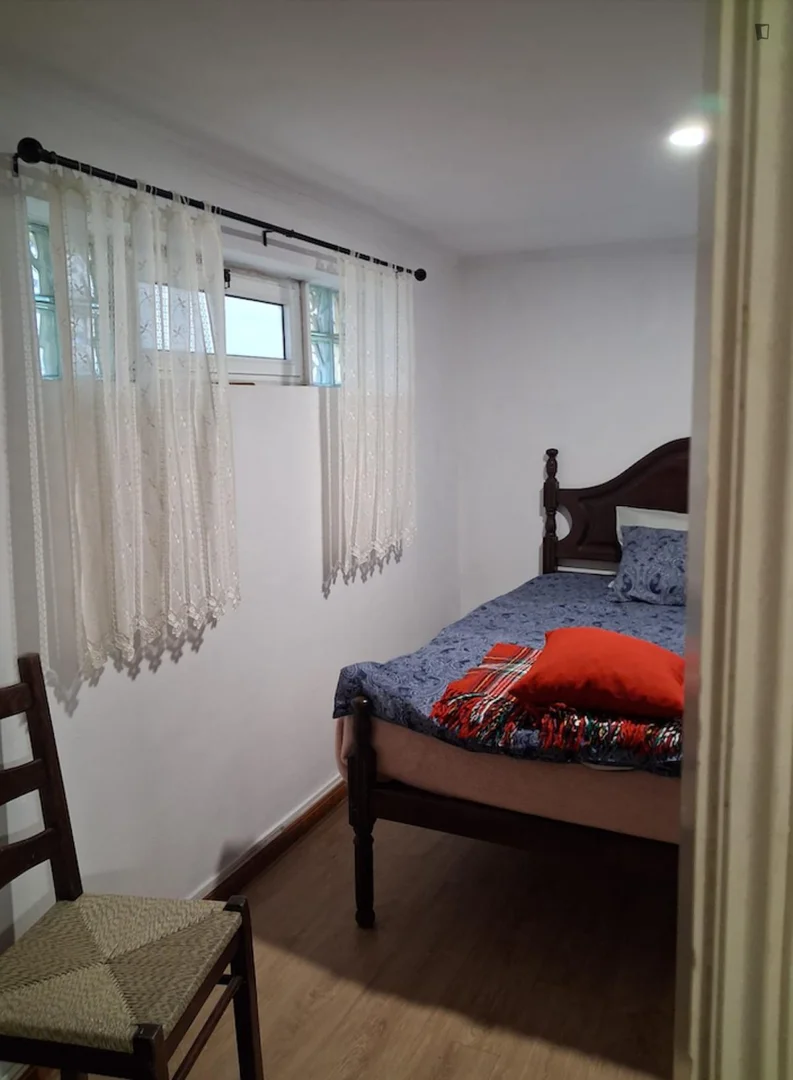 Quarto de estudante económico perto do campus em