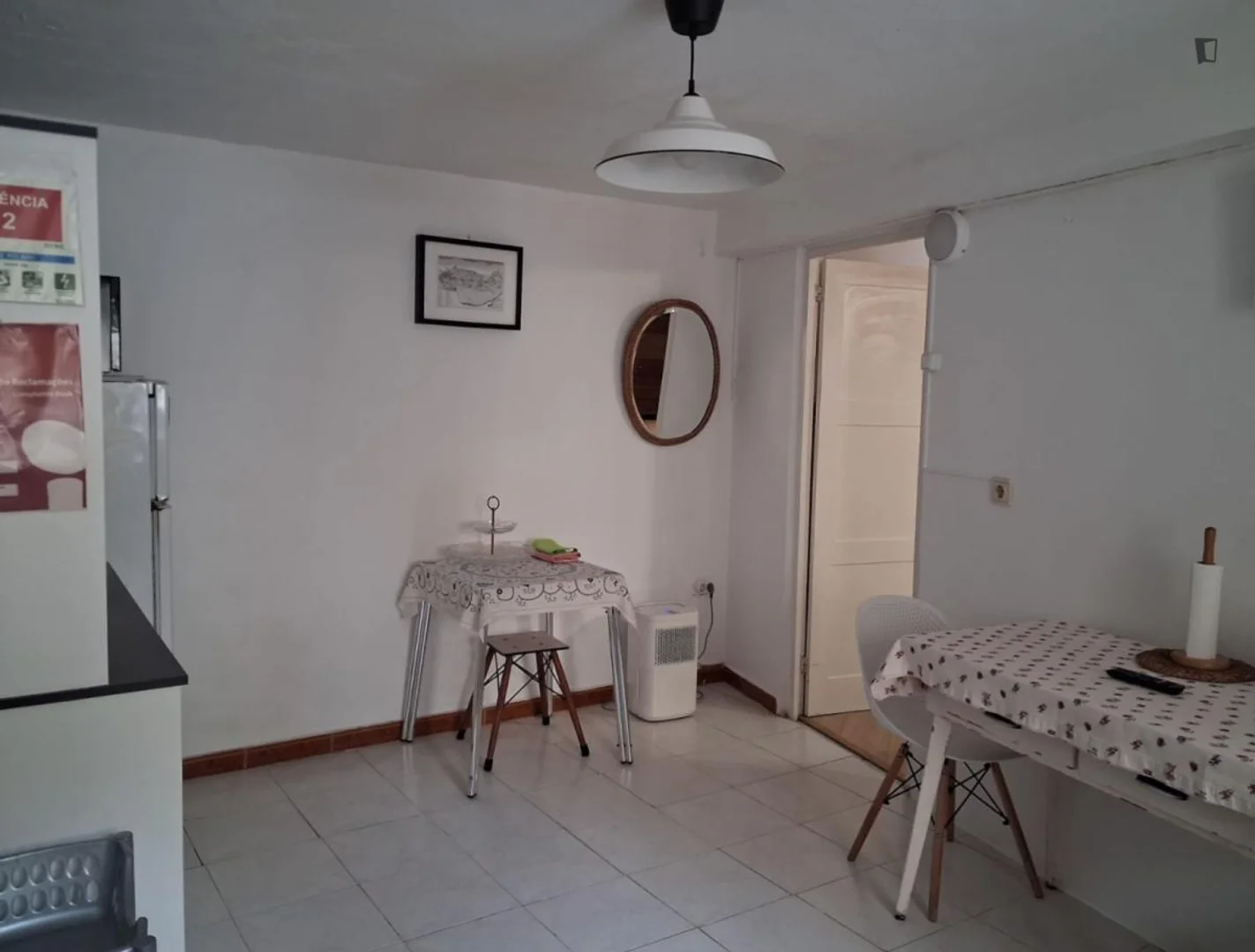 Quarto de estudante luminoso e arejado com acesso fácil à universidade em