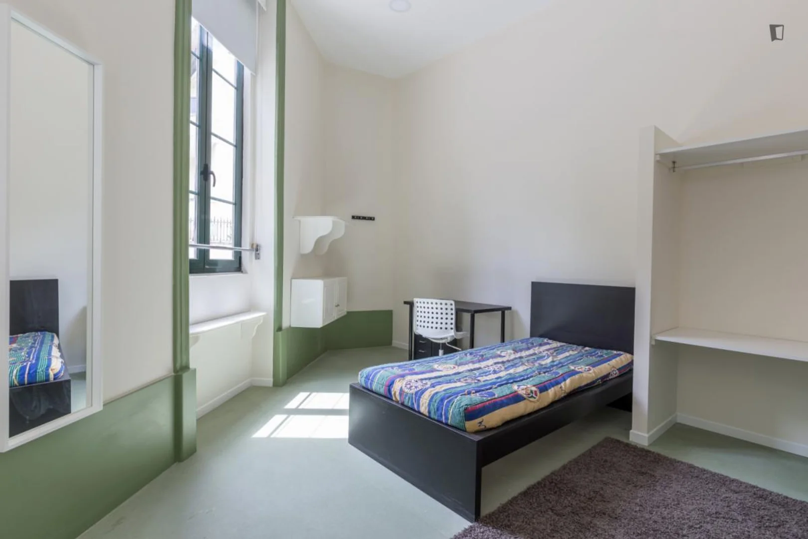 Habitación estudiantil funcional perfecta para estudiar en 