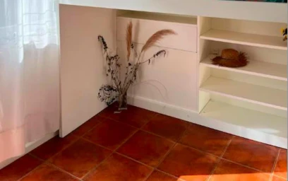 Bright private room in {area}