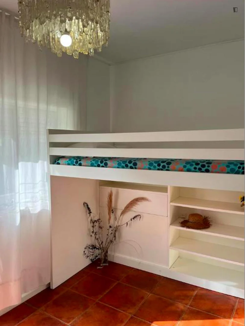 Habitación estudiantil luminosa y aireada con fácil acceso a la universidad en