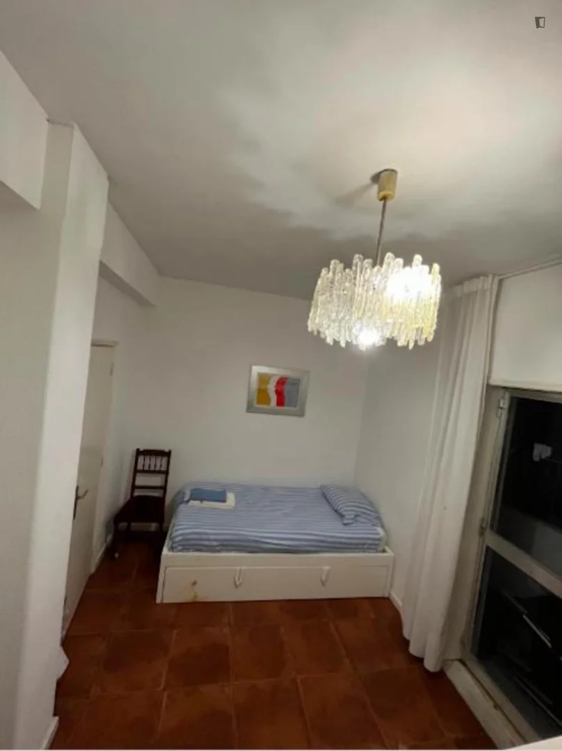 Habitación estudiantil amplia y cómoda en