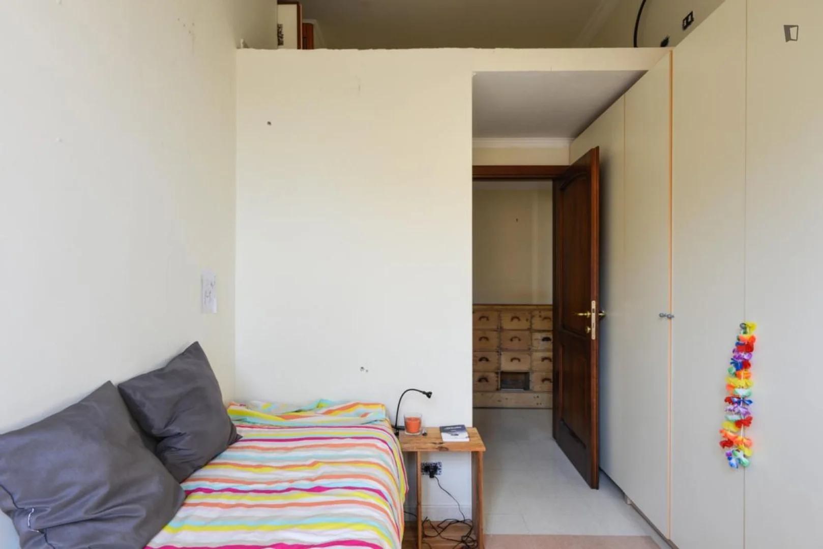 Quarto de estudante em  com área de estudo e instalações partilhadas