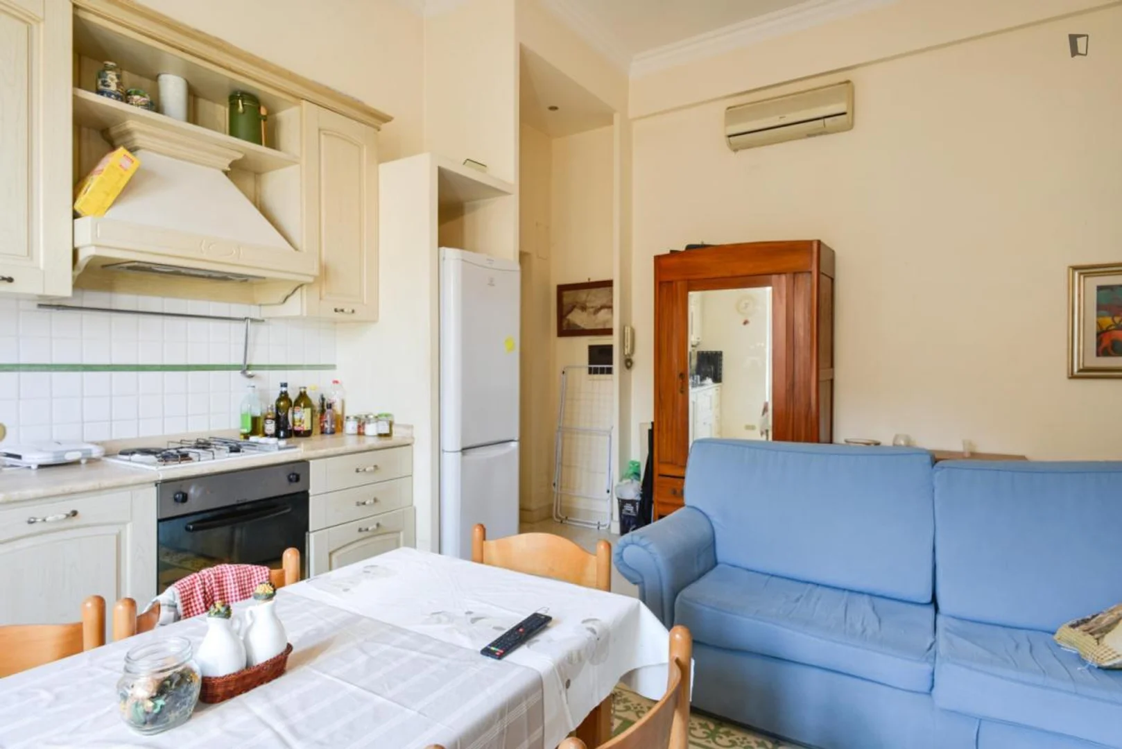 Quarto para alugar em apartamento de estudantes em , totalmente mobilado