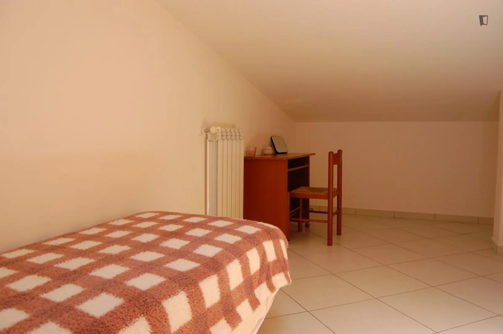 Chambre d'étudiant à  avec espace d'étude et installations communes