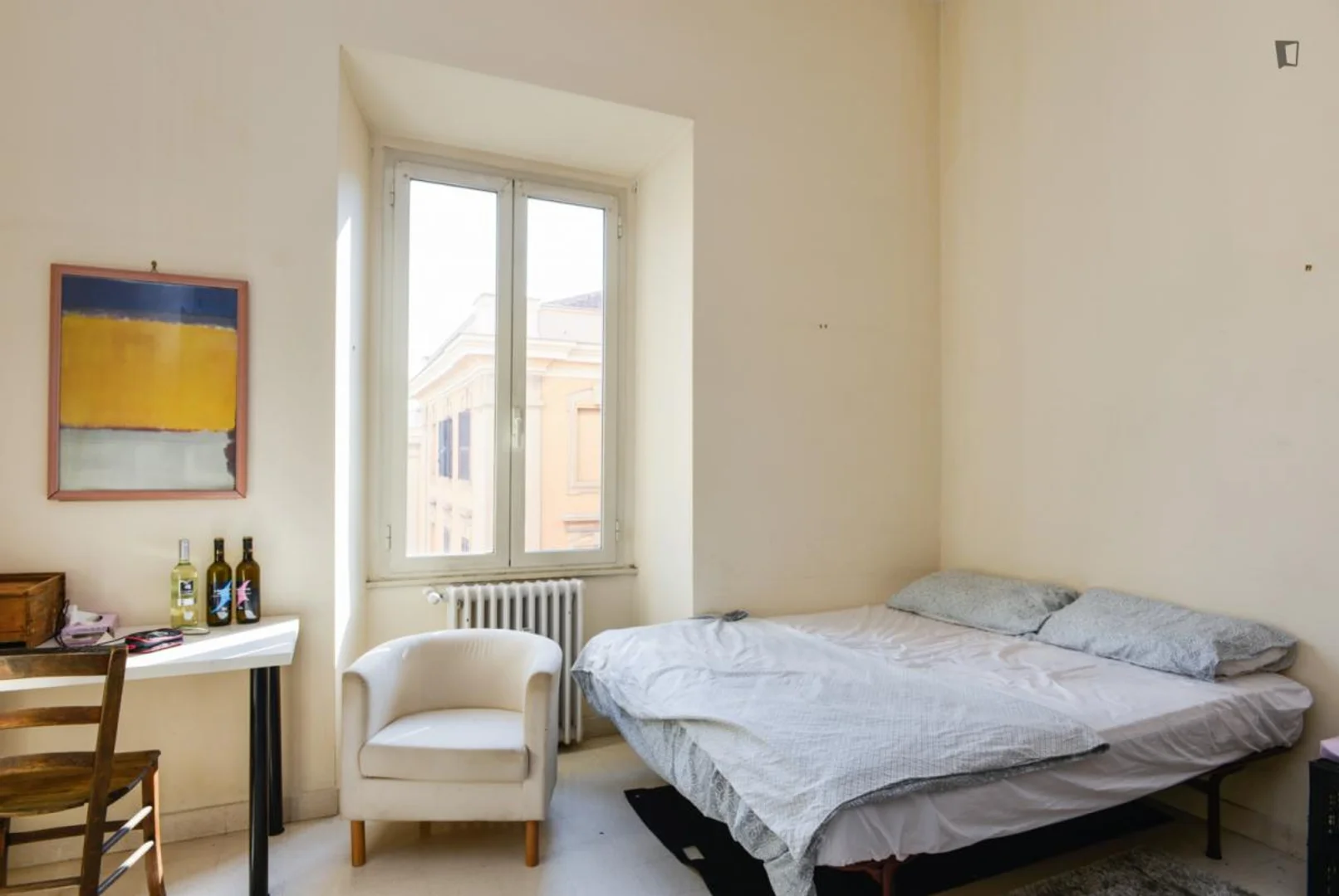 Chambre abordable pour les étudiants avec un bon éclairage dans 