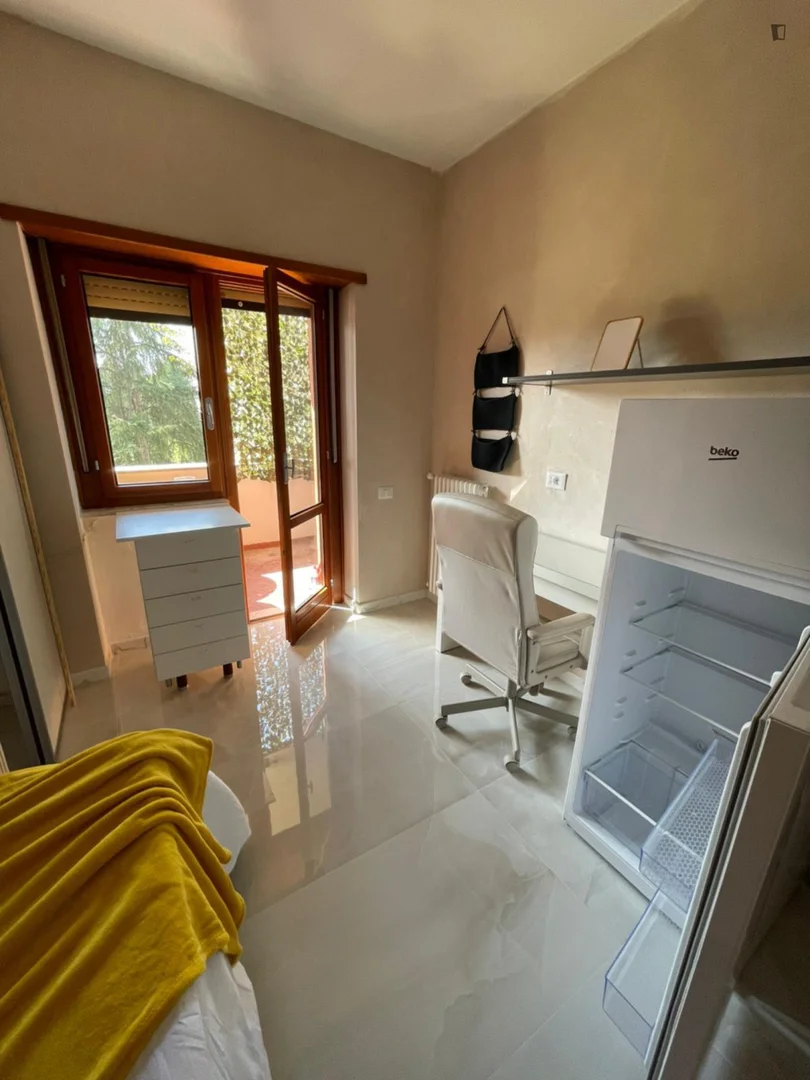 Comfortable and spacious student room in 