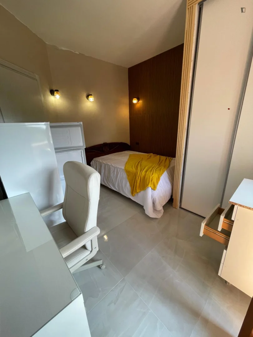 Room for rent in student apartment in , fully furnished