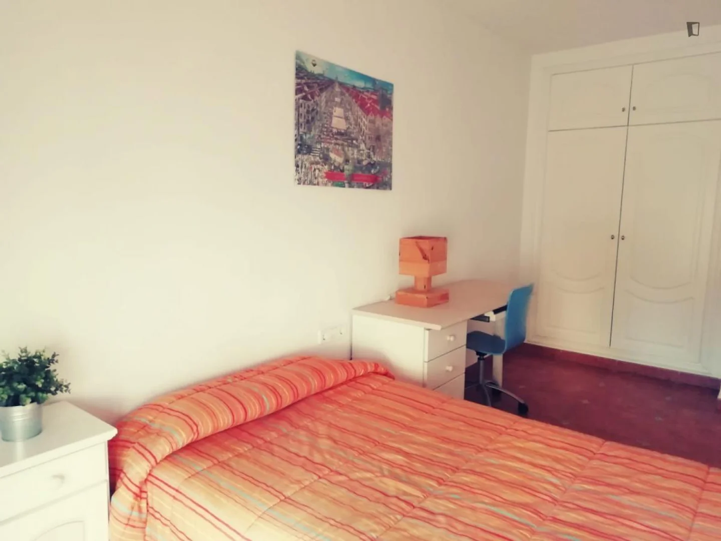 Student-friendly room in  with modern amenities