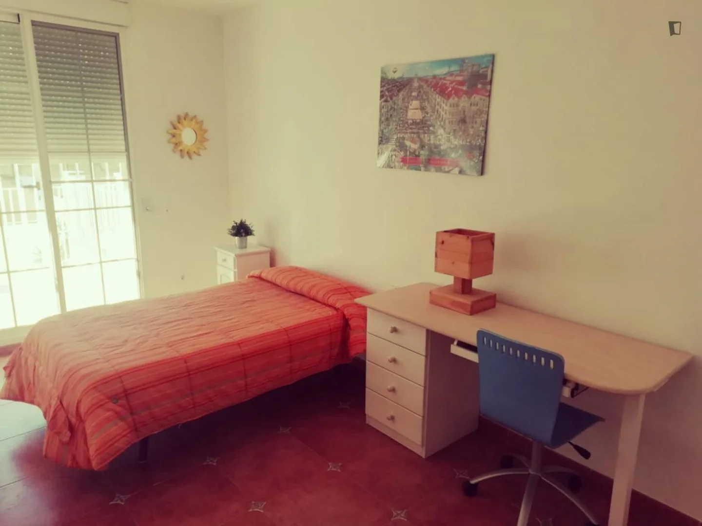 Bright and airy student room with easy university access in 