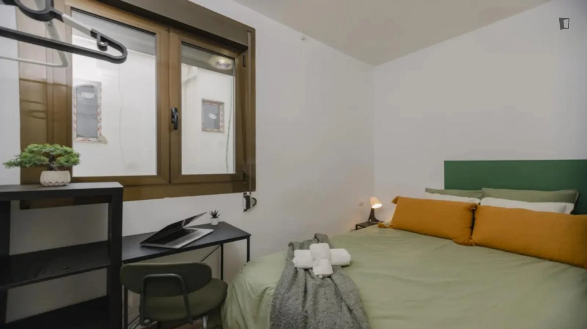 Habitación estudiantil funcional perfecta para estudiar en